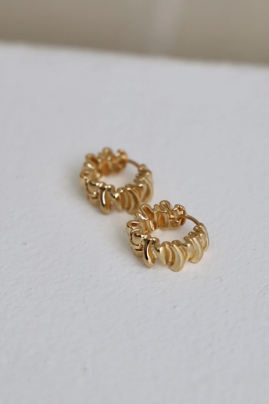 Sculpture Wavy Hoops - Gold